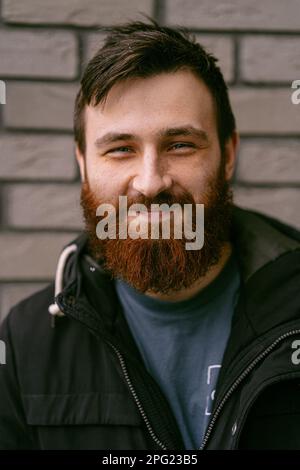 Emotionales Porträt eines gutaussehenden jungen Mannes mit rotem Bart. Stockfoto