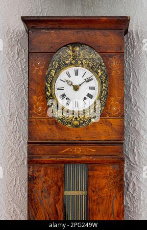 Antike französische Holzuhr aus der Bretagne, isoliert auf weißem Hintergrund Stockfoto