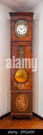 Antike französische Holzuhr aus der Bretagne, isoliert auf weißem Hintergrund Stockfoto