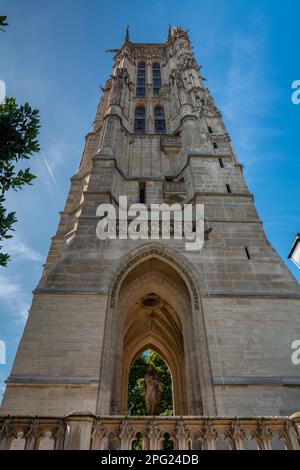 Die Tour Saint-Jacques ist ein Denkmal in Paris, Frankreich. Dieser gotische Turm ist alles, was von der ehemaligen Kirche S aus dem 16. Jahrhundert übrig geblieben ist Stockfoto