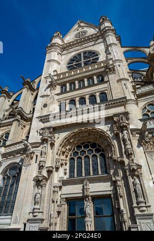 Die Eglise Saint-Eustache ist eine der meistbesuchten Kirchen in Paris. Es ist bekannt für seine ungewöhnlich großen Abmessungen, die es eher wie ein erscheinen lassen Stockfoto