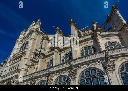 Die Eglise Saint-Eustache ist eine der meistbesuchten Kirchen in Paris. Es ist bekannt für seine ungewöhnlich großen Abmessungen, die es eher wie ein erscheinen lassen Stockfoto