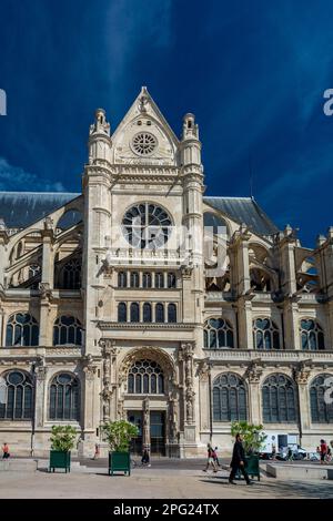 Paris, Frankreich - 30. August 2019 : Touristen in der Nähe der Eglise Saint-Eustache, einer der meistbesuchten Kirchen in Paris. Es ist bekannt für seine ungewöhnliche La Stockfoto