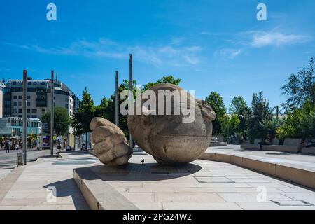 Paris, Frankreich - 30. August 2019 : Skulptur Ecoute oder Listen in Paris, die 1986 von Henri de Miller hergestellt wurde und sich in der Nähe der Kirche Saint-Eustache befindet. Stockfoto