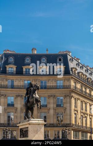 Paris, Frankreich - 30. August 2019 : Statue von König Ludwig XIV. Auf dem Siegesplatz in Paris Stockfoto