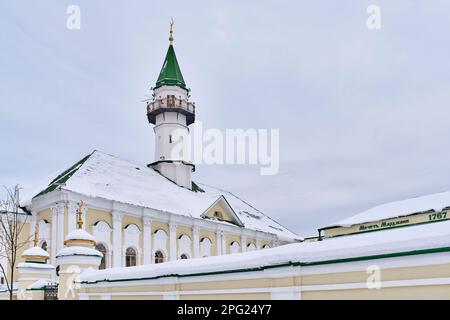 Minarett der Al-Marjani-Moschee aus dem Jahr 18., ein Beispiel für traditionelle Tatararchitektur. Staro-Tatarskaya Sloboda, Kasan, Russland. Inschrift auf Russisch - März Stockfoto