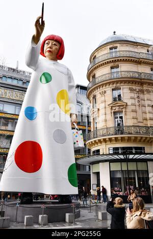 LA GIGANTESQUE YAYOI KUSAMA DEVANT LE SIÈGE DE LOUIS VUITTON, FACE à LA SAMARITAINE - Rue du Pont Neuf - Paris - Frankreich Stockfoto