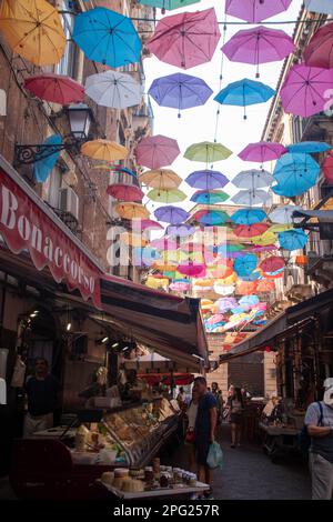 Hängende Regenschirme in den Straßen des historischen Zentrums von Catania Stockfoto