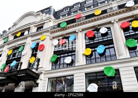 LA GIGANTESQUE YAYOI KUSAMA DEVANT LE SIÈGE DE LOUIS VUITTON, FACE à LA SAMARITAINE - Rue du Pont Neuf - Paris - Frankreich Stockfoto