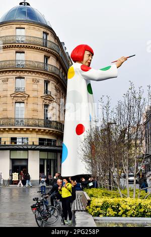 LA GIGANTESQUE YAYOI KUSAMA DEVANT LE SIÈGE DE LOUIS VUITTON, FACE à LA SAMARITAINE - Rue du Pont Neuf - Paris - Frankreich Stockfoto