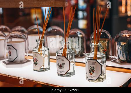 Aroma-Diffusor-Holzstäbe in der transparenten Glasflasche. Gemütliche Inneneinrichtung. Lufterfrischer-Konzept. Ästhetische Details. Modell. Stockfoto