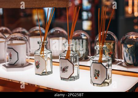 Aroma-Diffusor aus Holz in der transparenten Glasflasche. Gemütliche Inneneinrichtung. Lufterfrischer-Konzept. Ästhetische Details. Stockfoto