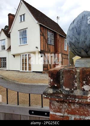 Ein historisches Bauernhaus mit Toren im Vordergrund in Essex, Großbritannien. Stockfoto