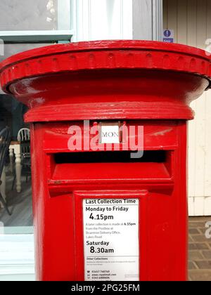 Detail eines alten roten Postfachs in Essex, Großbritannien. Stockfoto
