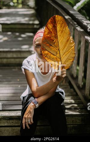 Frau mit Palmenblatt. Ubud, Bali Stockfoto