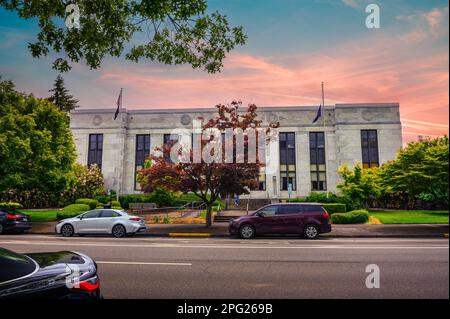 Gebäude des Department of Administrative Services in Salem, Oregon, bei Sonnenuntergang Stockfoto