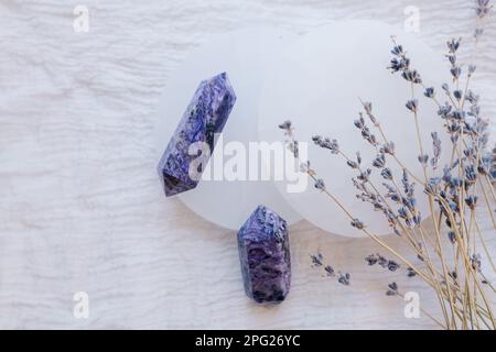 Violette Kristalle und Lavendelstiele für Frühlingsfrische Stockfoto