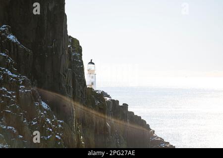 Neist Point Lighthouse an der Küste der schottischen Isle of Skye Stockfoto