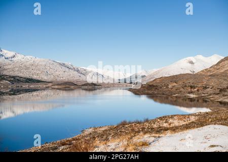 Blick über ein schottisches Hochland loch im Winter Stockfoto