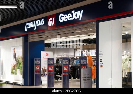 Mogilev, Belarus - Februar 21 2023: Gloria Jeans Logo im Geschäft im Einkaufszentrum Stockfoto
