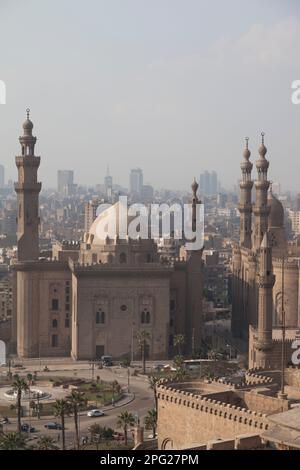 Ägypten, Kairo, Blick über Kairo und die Sultan-Hassan-Moschee. Stockfoto