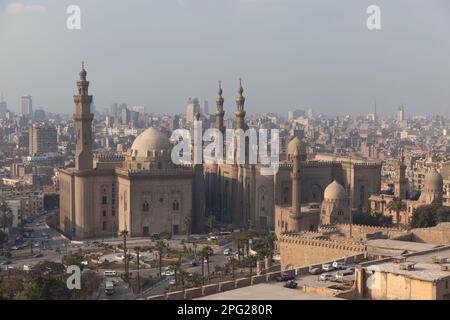 Ägypten, Kairo, Blick über Kairo und die Sultan-Hassan-Moschee, von der Zitadelle aus gesehen. Stockfoto