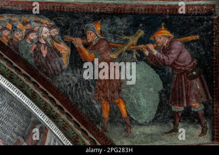 Josua und Caleb, die von Moses geschickt wurden, um das Gelobte Land zu erkunden, kehren aus Kanaan zurück zu wartenden Israeliten, die eine riesige Traubengruppe tragen. Spätgotisches Fresko im mittelalterlichen Kreuzgang neben dem Dom von Brixen (Kathedrale Santa Maria Assunta) in Brixen-Brixen, Südtirol, Trentino-Südtirol, Italien. Stockfoto