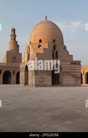 Ägypten, Kairo, Moschee von Ahmed Ibn Tulun, zentraler Dom. Stockfoto