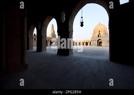 Ägypten, Kairo, Moschee von Ahmed Ibn Tulun, zentraler Dom und Innenhof. Stockfoto