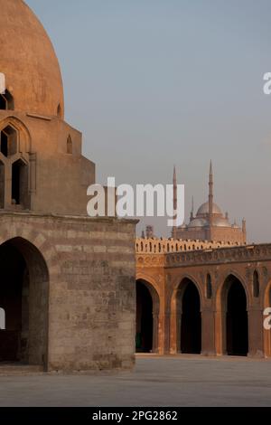 Ägypten, Kairo, Moschee von Ahmed Ibn Tulun, zentraler Dom und Zitadelle im Hintergrund. Stockfoto