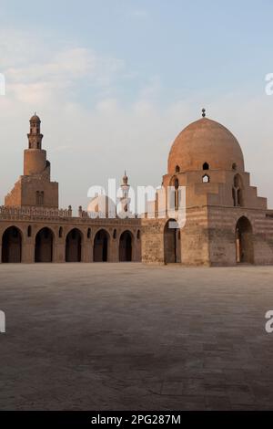 Ägypten, Kairo, Ahmed-Moschee, Ibn Tulun, zentraler Dom und Innenhof. Stockfoto