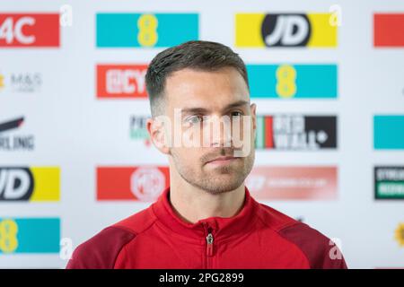 Hensol, Wales, Großbritannien. 20. März 2023. Neuer Kapitän der Wales-Nationalmannschaft Aaron Ramsey während einer Pressekonferenz im Vale Resort. Ramsey, 32, spielt derzeit Clubfußball für die französische Ligue 1 Side Nice und übernimmt die Rolle des Kapitäns von Gareth Bale, der nach der FIFA-Weltmeisterschaft 2022 in Rente ging. Kredit: Mark Hawkins/Alamy Live News Stockfoto