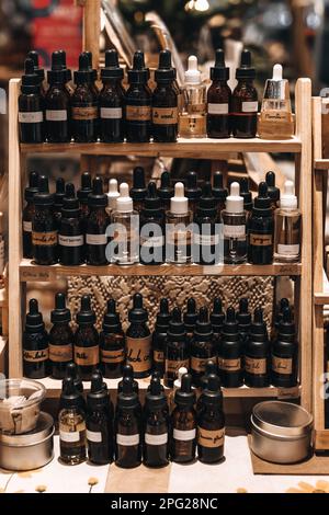 Schwarze Braunglasflaschen mit Pipetten. Geruch von ätherischem Duftöl. Prüfgerät Parfüm-Miniatur-Set Stockfoto