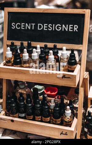Schwarze Braunglasflaschen mit Pipetten. Geruch von ätherischem Duftöl. Prüfgerät Parfüm-Miniatur-Set. Vertikal Stockfoto