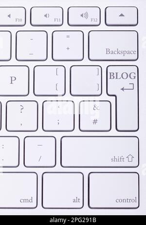 Blogwort auf Standardtastatur geschrieben. Bloggen und Schreiben Stockfoto