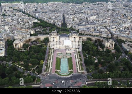 PARIS, FRANKREICH - 12. MAI 2015: Es ist ein Luftblick auf den Trocadero und den Palais de Chaillot. Stockfoto