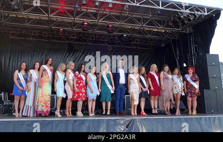 Kandidaten für den Queen of the Sea Wettbewerb 2019 in Youghal, County Cork, Irland Stockfoto