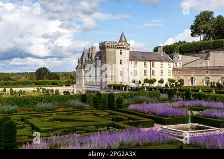 VILLANDRY, FRANKREICH - 7. SEPTEMBER 2019: Dies ist das Schloss von Villandry, umgeben von terrassenförmigen Gärten im Loire-Tal. Stockfoto