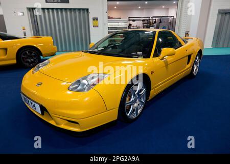 Dreiviertel Vorderansicht eines 2002, gelb, Honda NSX, auf der Londoner Classic Car Show 2023 Stockfoto