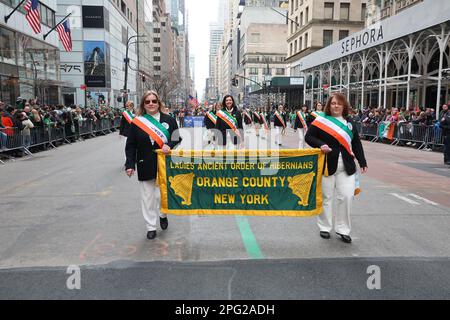 Mitglieder des antiken Ordens der Hibernianer aus Orange County, New York, während der St. Patrick's Day Parade, 17. März 2023, New York (Foto: Gordon Donovan) Stockfoto