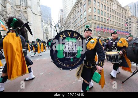 Die NYPD Emerald Society Pipes & Drums marschieren während der St. Patrick's Day Parade, 17. März 2023, in New York. (Foto: Gordon Donovan) Stockfoto