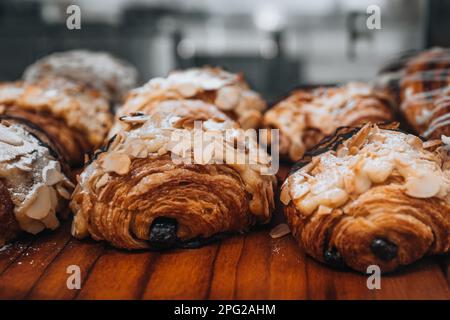 Süße knusprige, frische Croissants mit Mandeln Stockfoto