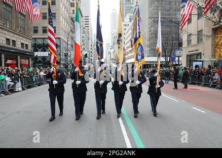 Die Polizei-Smaragd-Gesellschaft der Hafenbehörde marschiert während der St. Patrick's Day Parade, 17. März 2023 in New York. (Foto: Gordon Donovan) Stockfoto