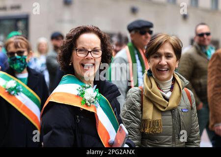 Hafenbehörde Polizei Emerald Society marschiert im St. Patrick's Day Parade am 17. März 2023 in New York. (Foto: Gordon Donovan) Stockfoto