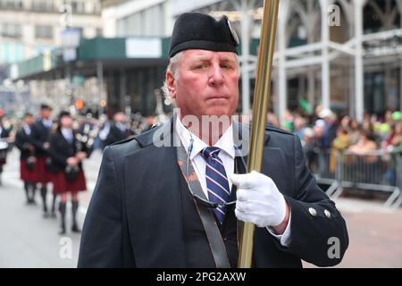 Die Roisin Dubh Irish Pipe Band tritt während der St. Patrick's Day Parade, 17. März 2023, in New York. (Foto: Gordon Donovan) Stockfoto