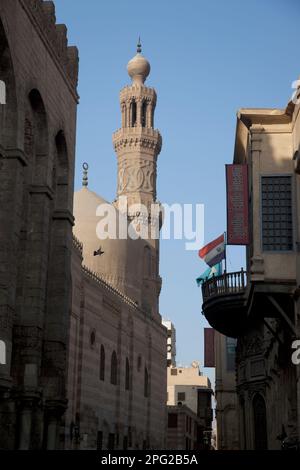 Ägypten, Kairo, Khan al-Khalili Markt, eine der vielen Moscheen. Stockfoto