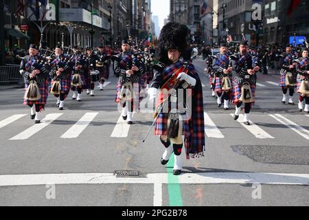 Die Wantagh Pipe Band tritt im St. Patrick's Day Parade, 17. März 2023, in New York. (Foto: Gordon Donovan) Stockfoto