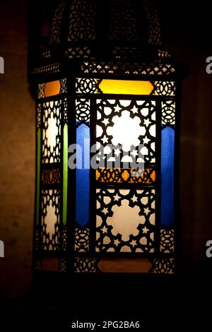 Ägypten, Kairo, traditionelle arabische Laterne im Restaurant Al Azhar Park. Stockfoto