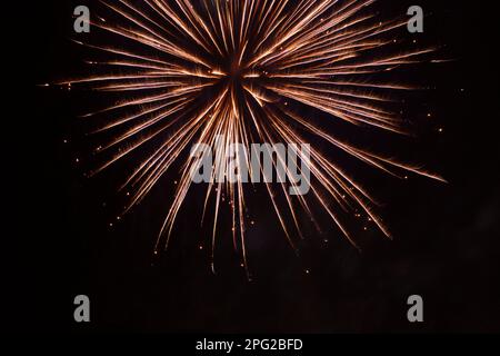 Abstrakter Urlaubshintergrund: Helles Feuerwerk gegen Nachthimmel Stockfoto