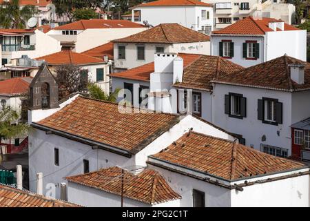 Blick von der Dachterrasse auf die Altstadt von Funchal. Capela do Corpo Santo im Vordergrund. Stockfoto